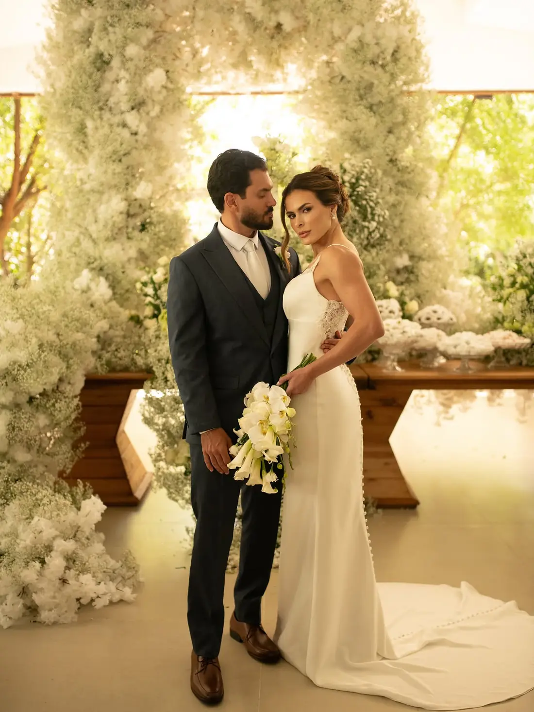 Vestido coluna com alças finas e renda