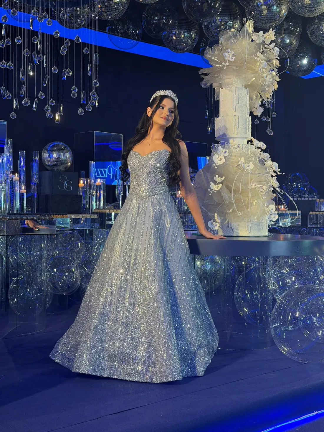 Debutante com vestido prata brilhante e tiara